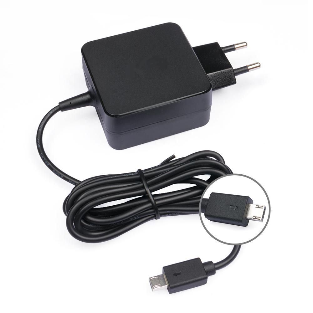 Adattatore di alimentazione nero con cavo e connettore micro USB, su sfondo bianco.