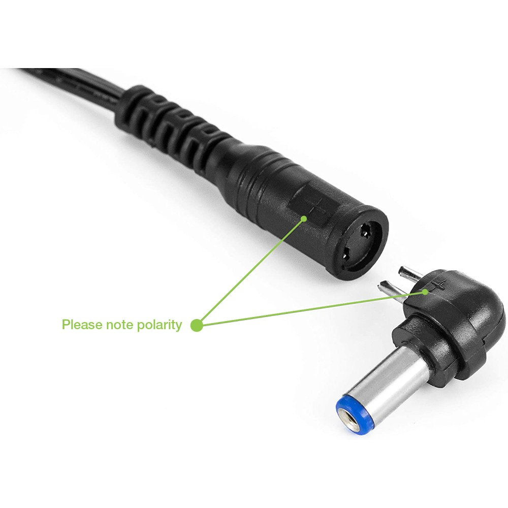 Zbliżenie złącza ładowarki do laptopa i jego portu. Tekst mówi: 'Zwróć uwagę na biegunowość'.