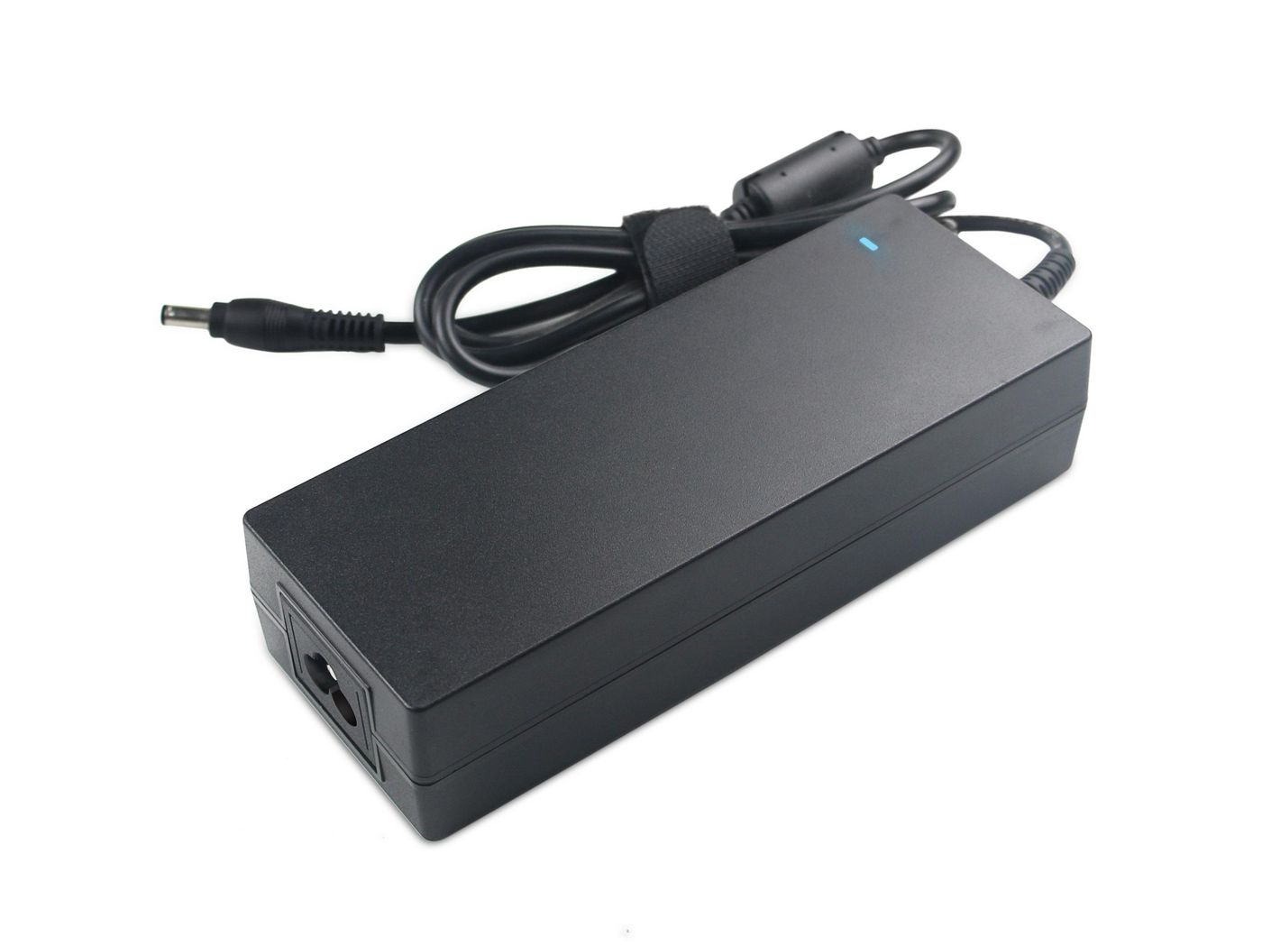 Un alimentatore per laptop nero con cavo e connettore neri, su sfondo bianco.