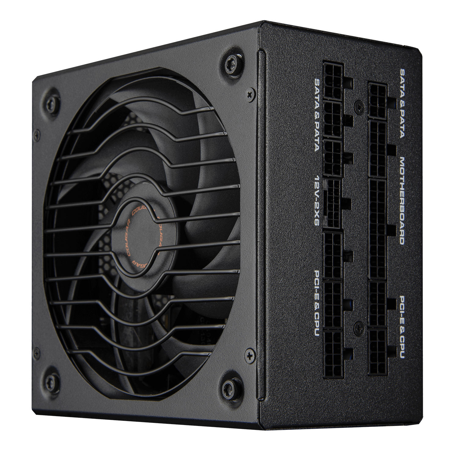 Un alimentatore per computer Cougar nero con ventola, porte ed etichette che indicano SATA/PATA e scheda madre.