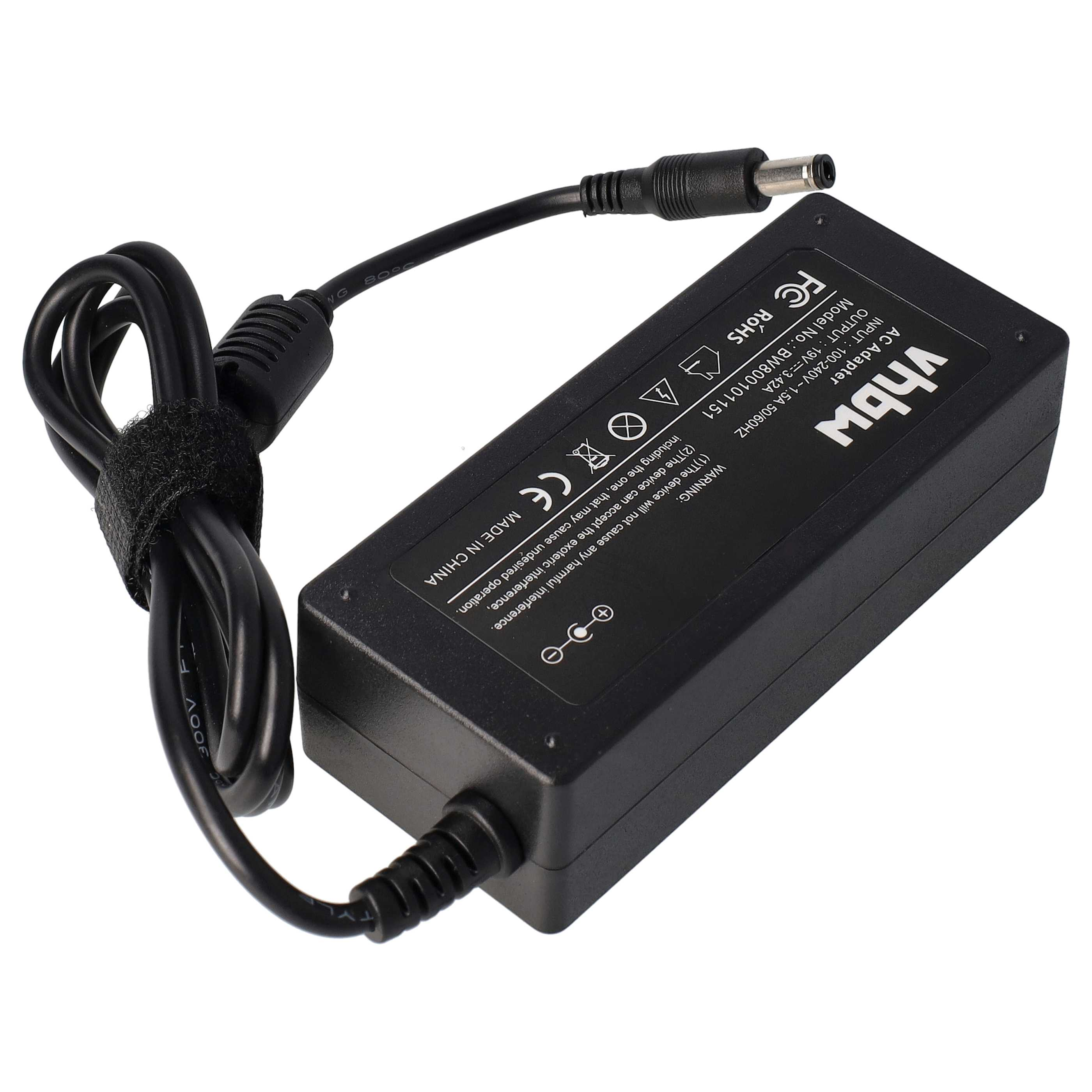 Schwarzes Netzteil mit Kabel und Stecker, mit Etikett, auf weißem Untergrund.