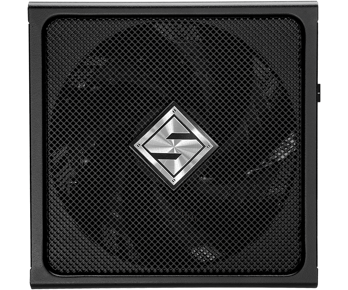 Zbliżenie czarnego zasilacza komputerowego, pokazujące jego kratkę i wentylator.