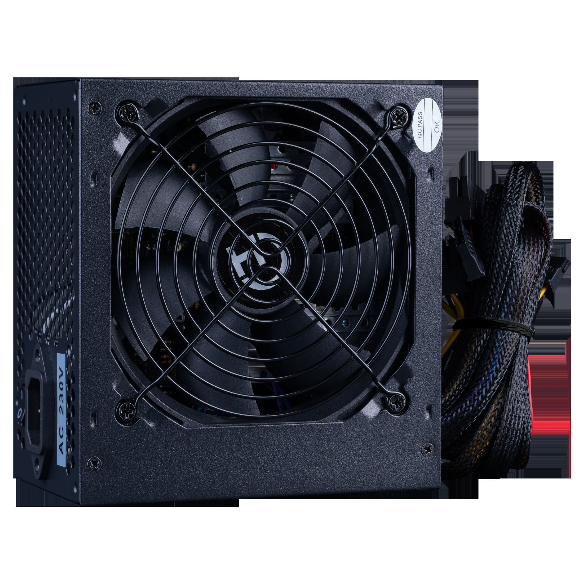 Zwarte PSU met ventilator, kabels en stickers. Zwarte achtergrond, schuine weergave.