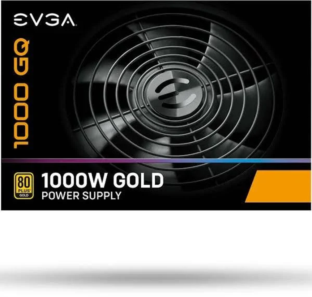 Scatola dell'alimentatore EVGA 1000 GQ, primo piano dell'etichetta. Sfondo bianco.