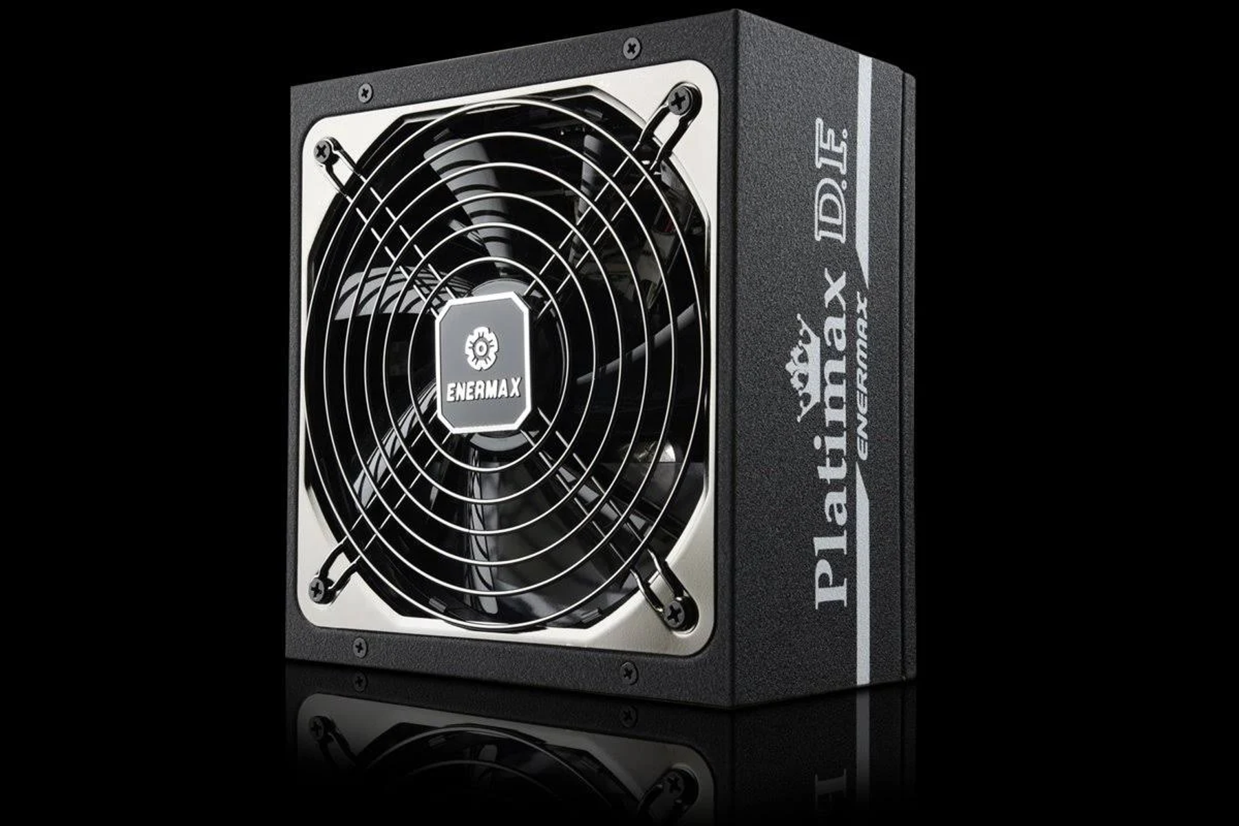 Alimentatore Enermax Platimax D.F. nero su superficie scura. Logo Enermax visibile.