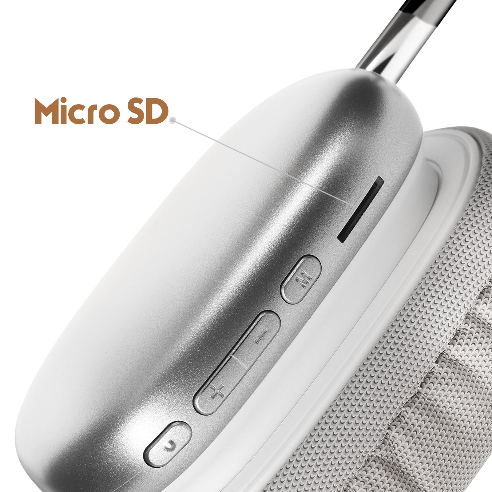 Silberne Kopfhörer mit Micro-SD-Steckplatz und Knöpfen. Weiße und graue Details.
