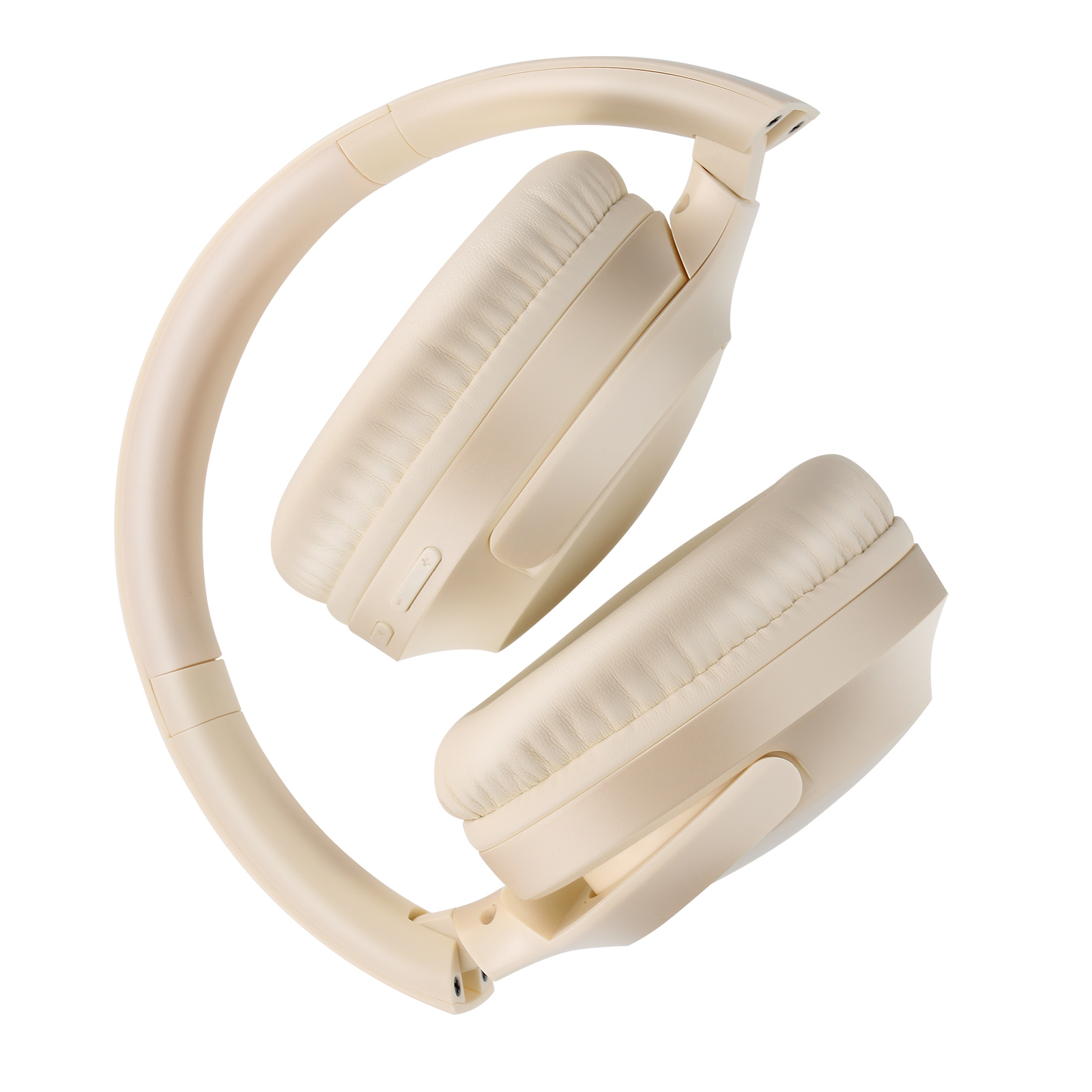 Casque couleur crème, plié, incliné vers le bas à droite.