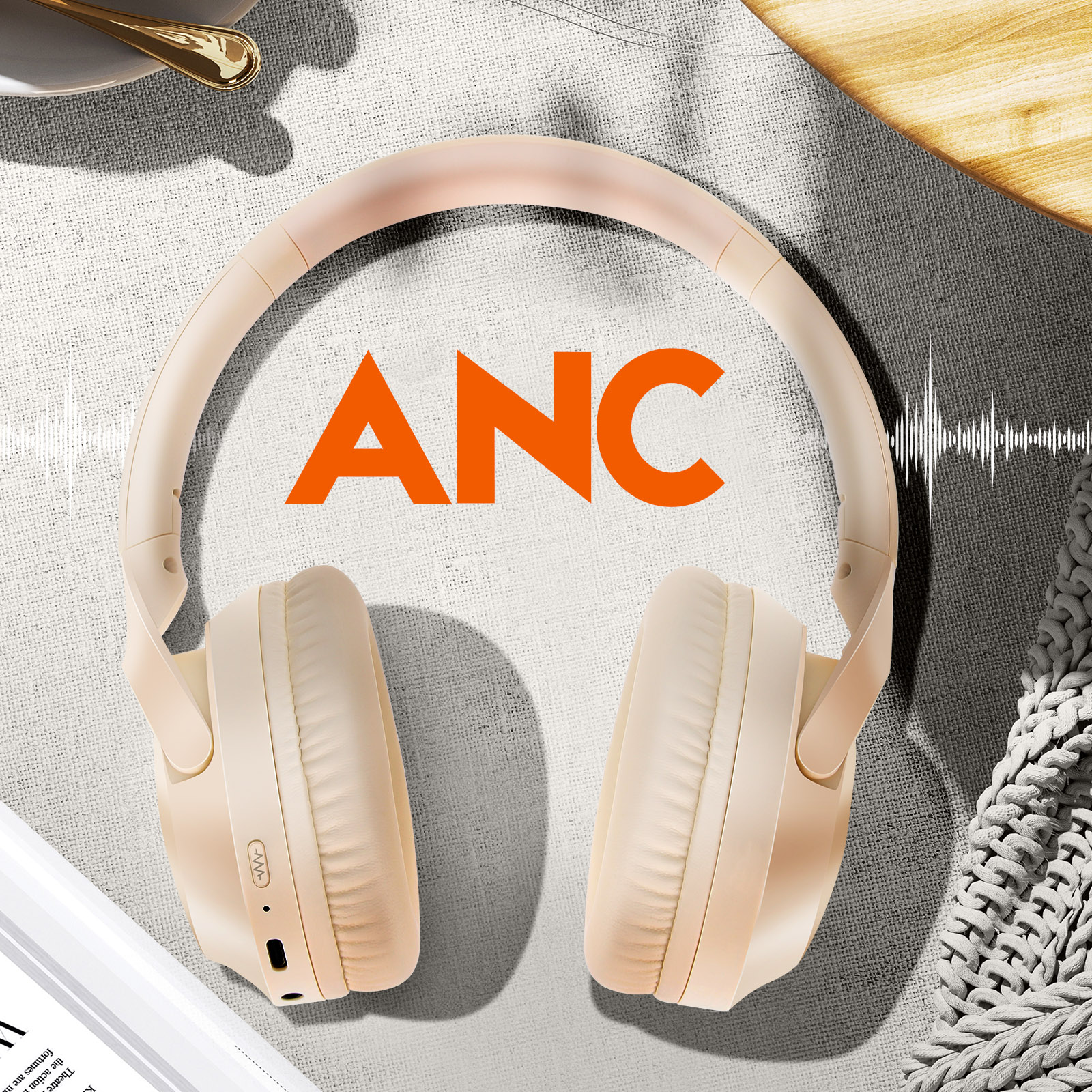 Casque crème avec texte ANC orange, sur tissu gris.
