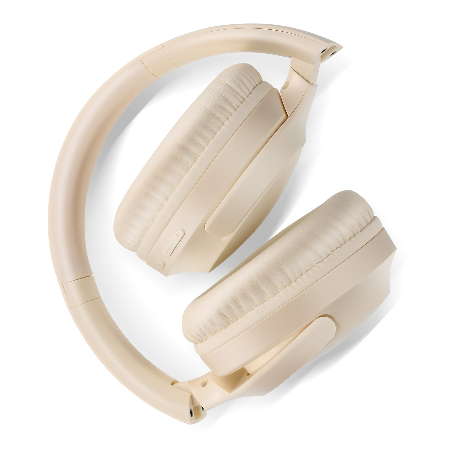 Casque couleur crème, plié, incliné vers le bas à droite.