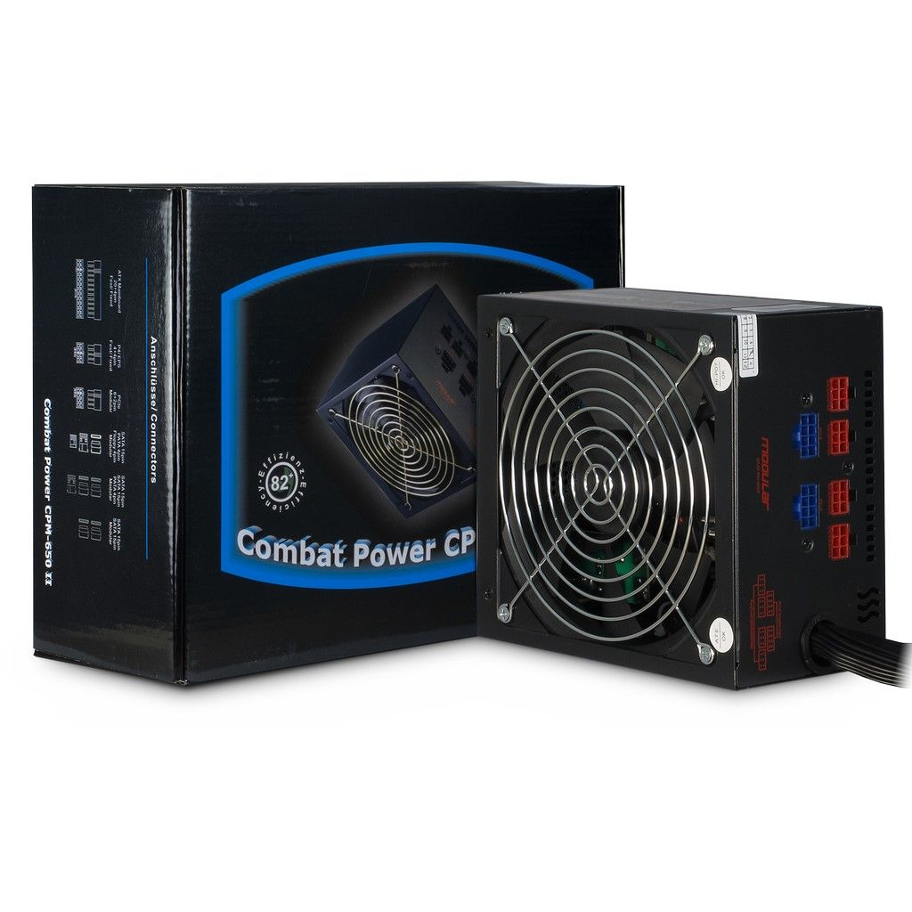 Scatola nera e alimentatore. L'alimentatore indica "Combat Power CPM-650 II". Ha una ventola.