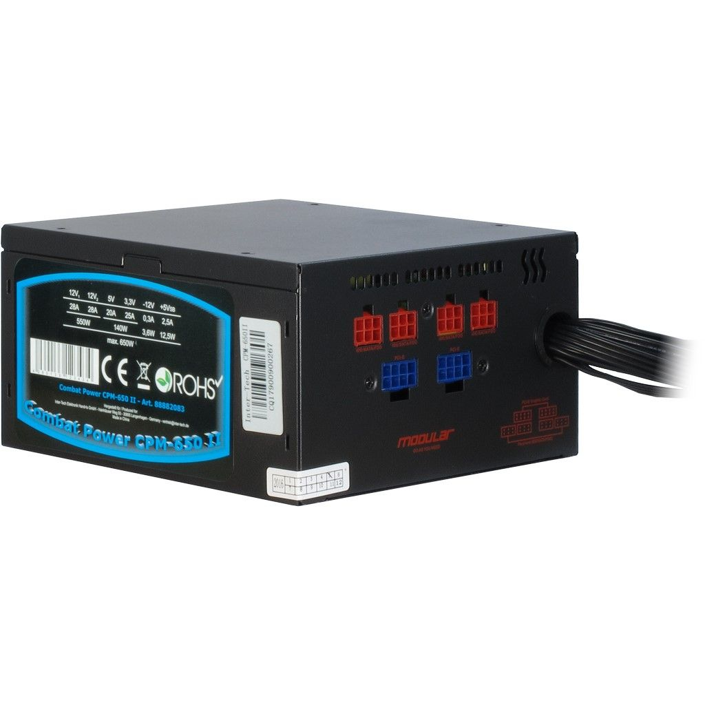 Alimentatore per computer nero e blu con cavi, etichetta: Combat Power CPM-650 II.