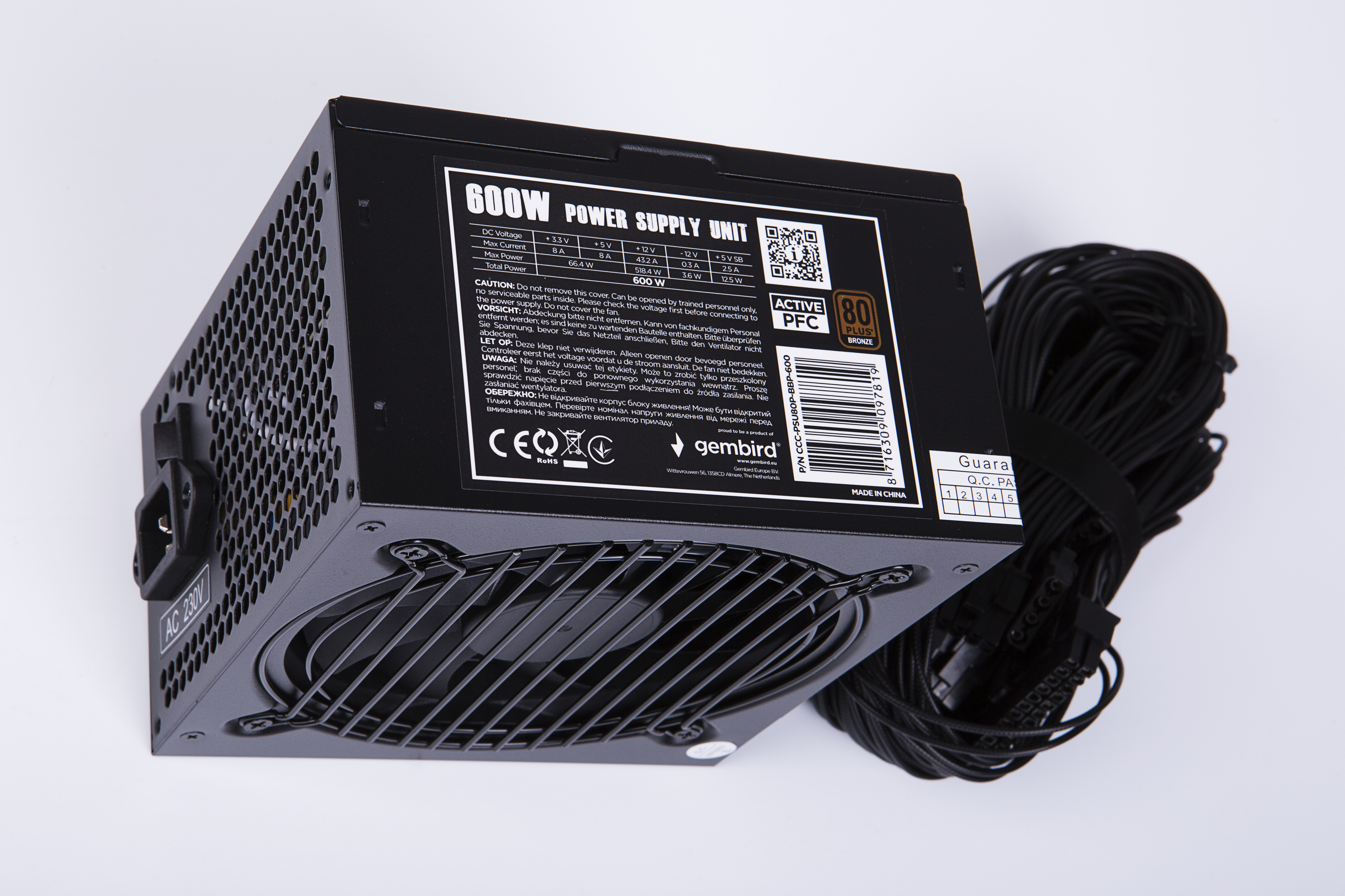 Alimentatore nero. L'unità è da 600W.