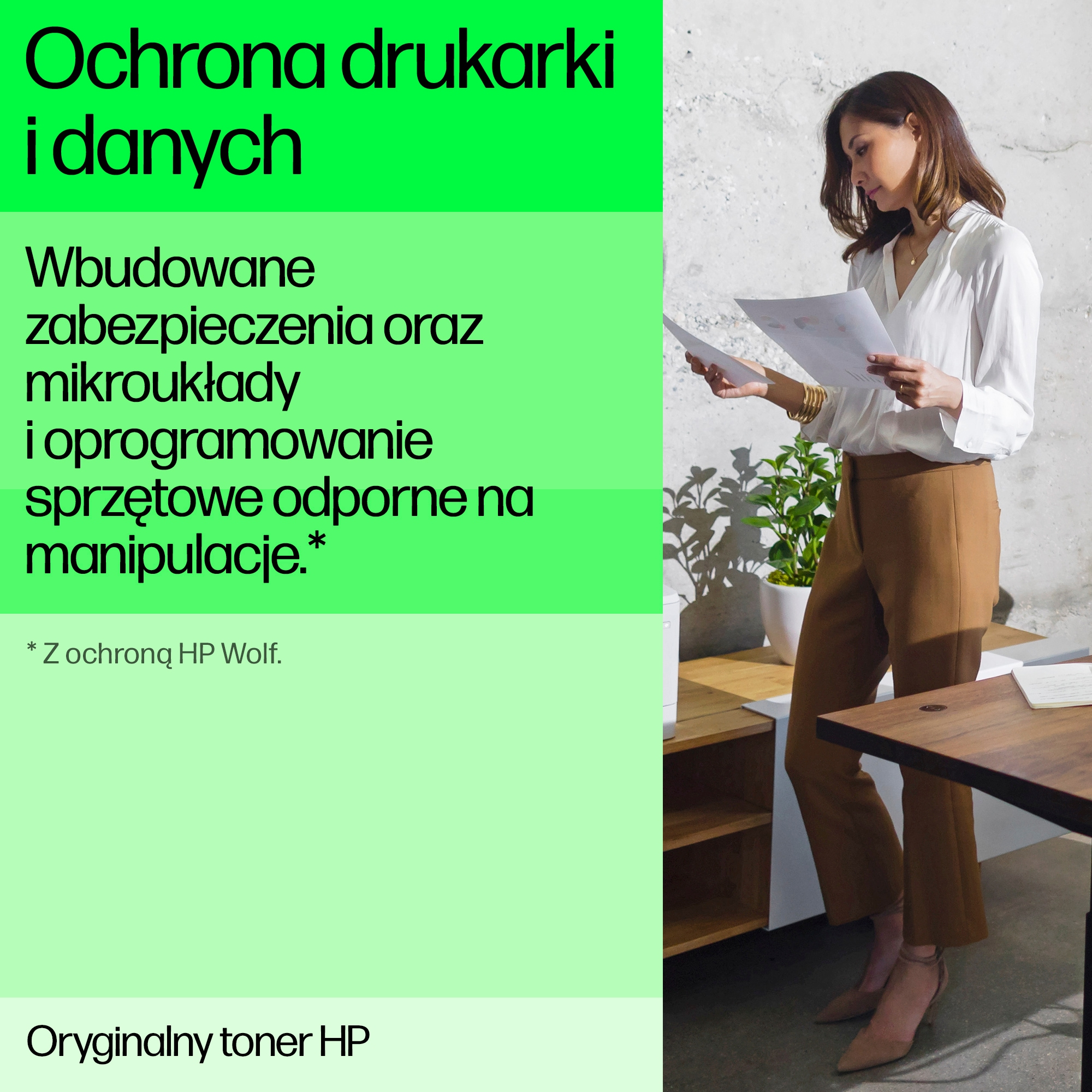 Kobieta czyta papiery w pobliżu drukarki. Tekst: Ochrona drukarki i danych, Wbudowane zabezpieczenia.