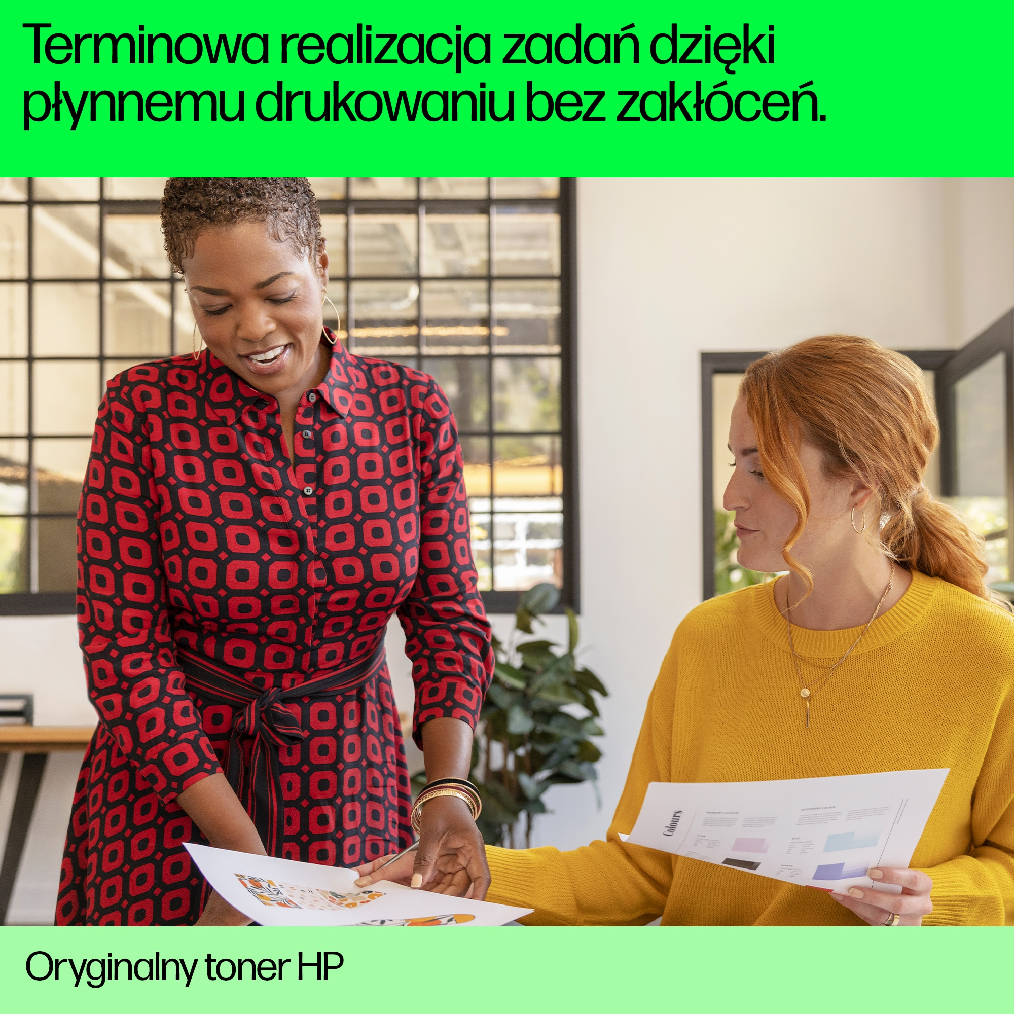 Dwie kobiety oglądają wydruki. Tekst na górze: Terminowa realizacja zadań dzięki płynnemu drukowaniu bez zakłóceń.