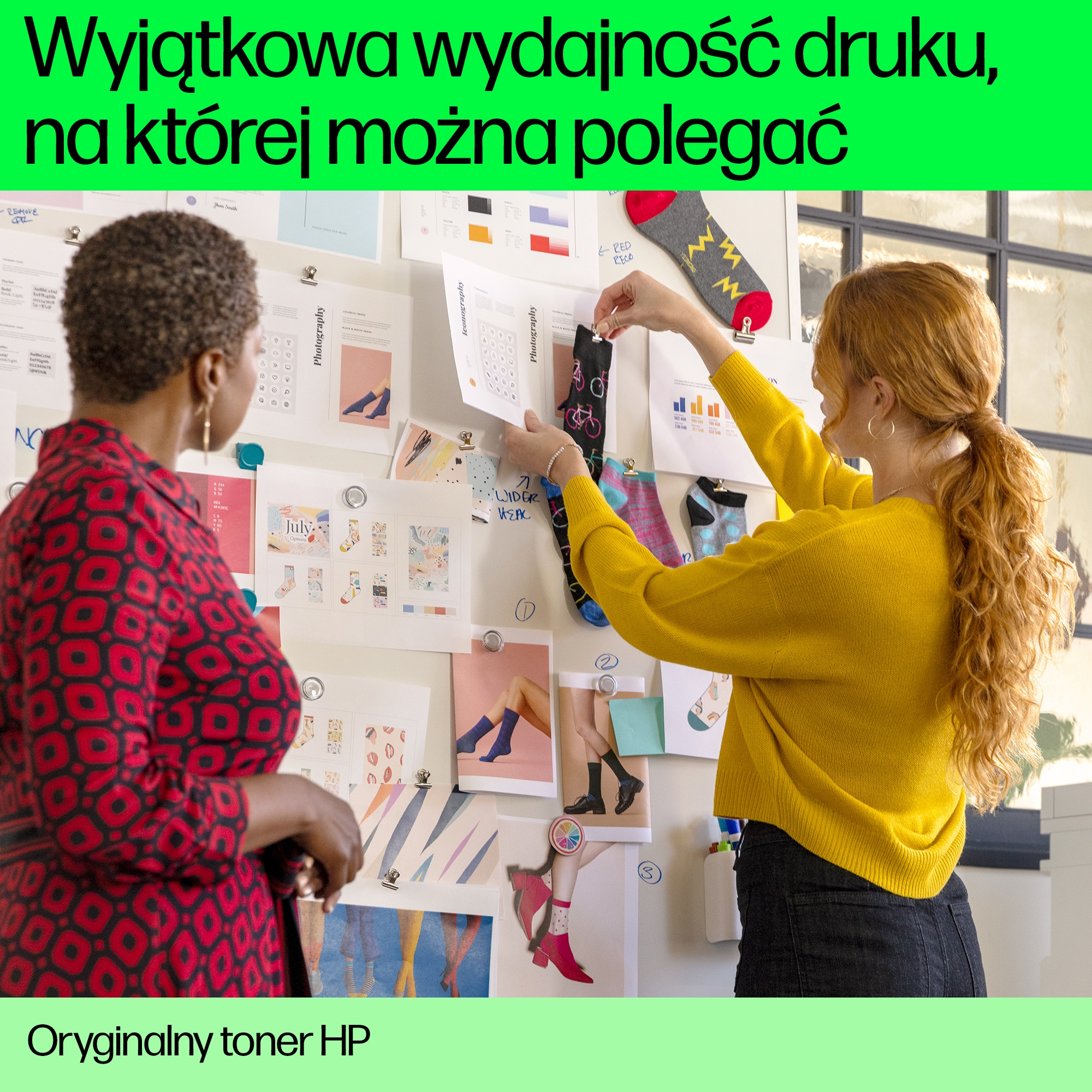 Dwie kobiety oglądają wydruki, jedna wskazuje na tablicę projektów skarpet. Tekst: Wyjątkowa wydajność druku.