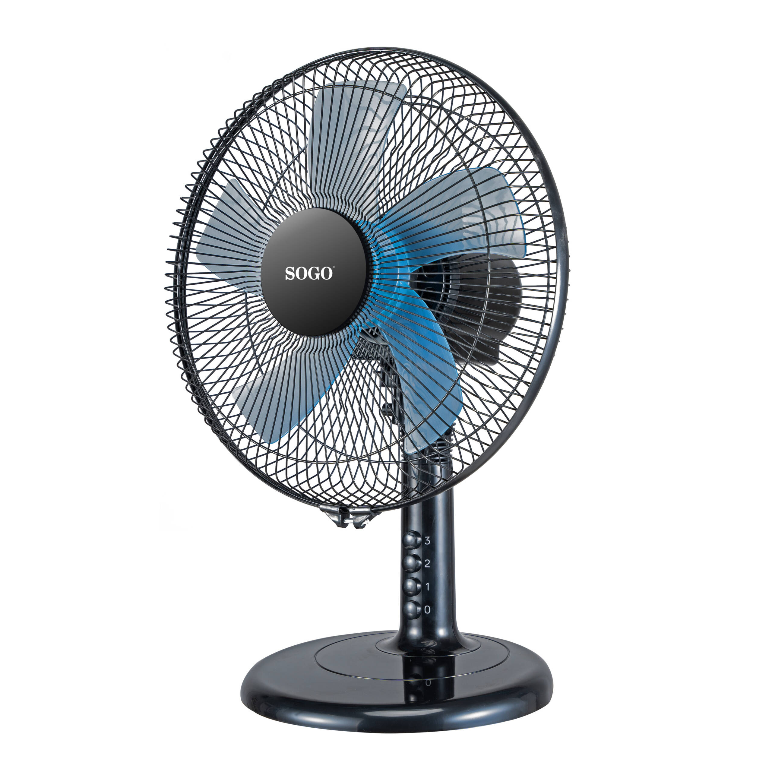 Ventilador eléctrico negro con aspas azules, logotipo SOGO y soporte negro.