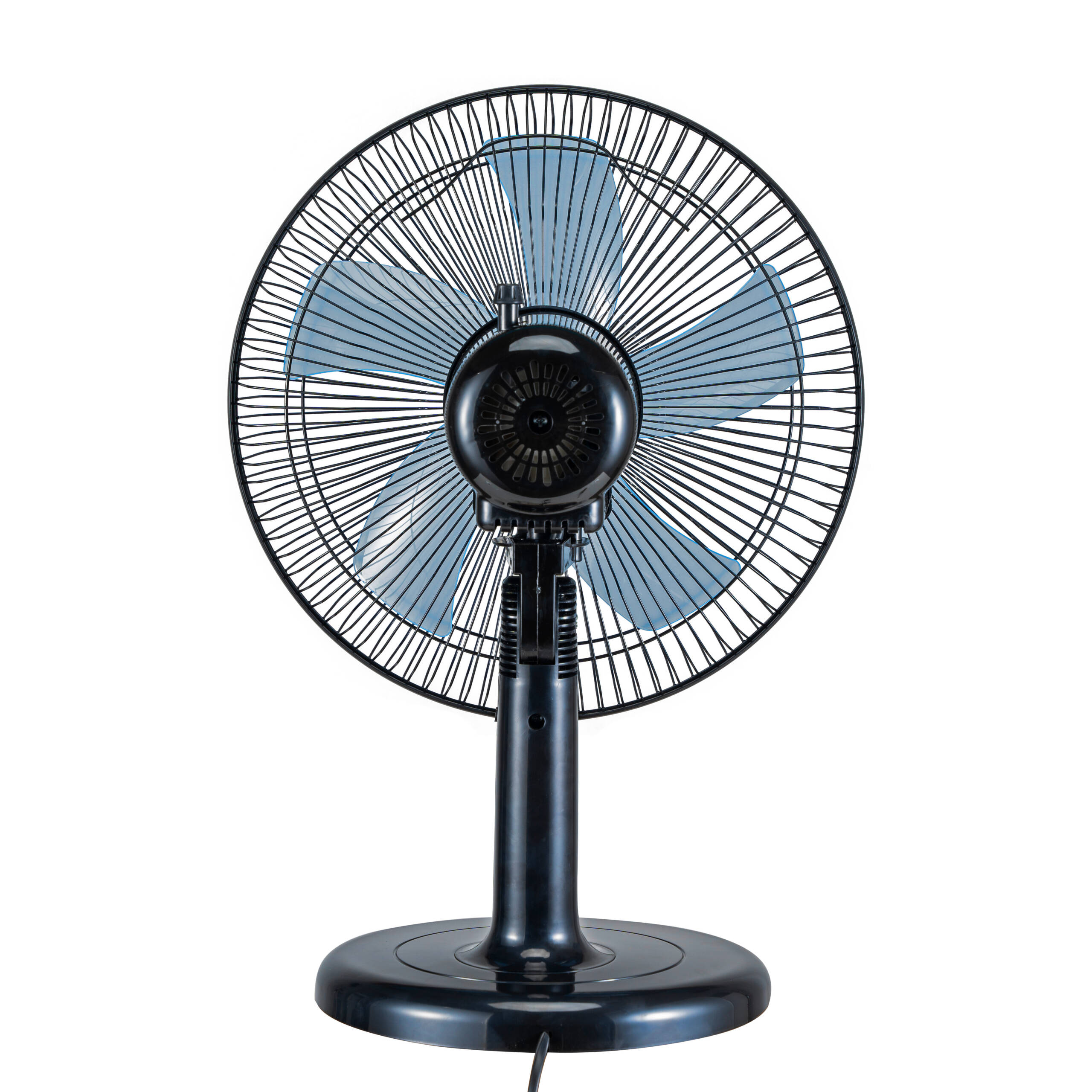 Un ventilador eléctrico negro, vista frontal, aspas azules y base negra.