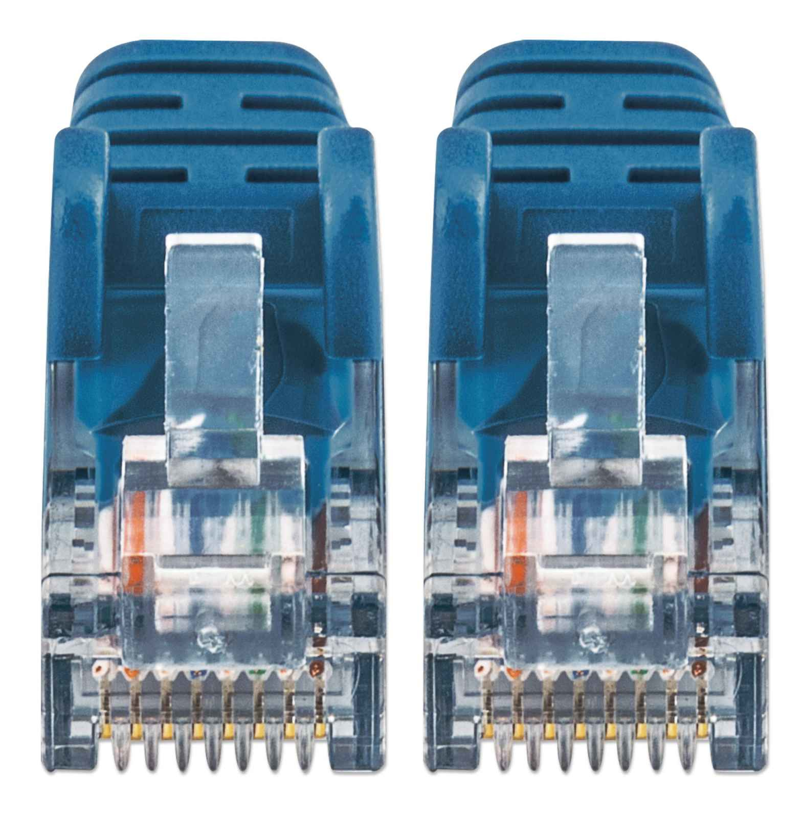 Primo piano di due connettori per cavi di rete blu su sfondo bianco.