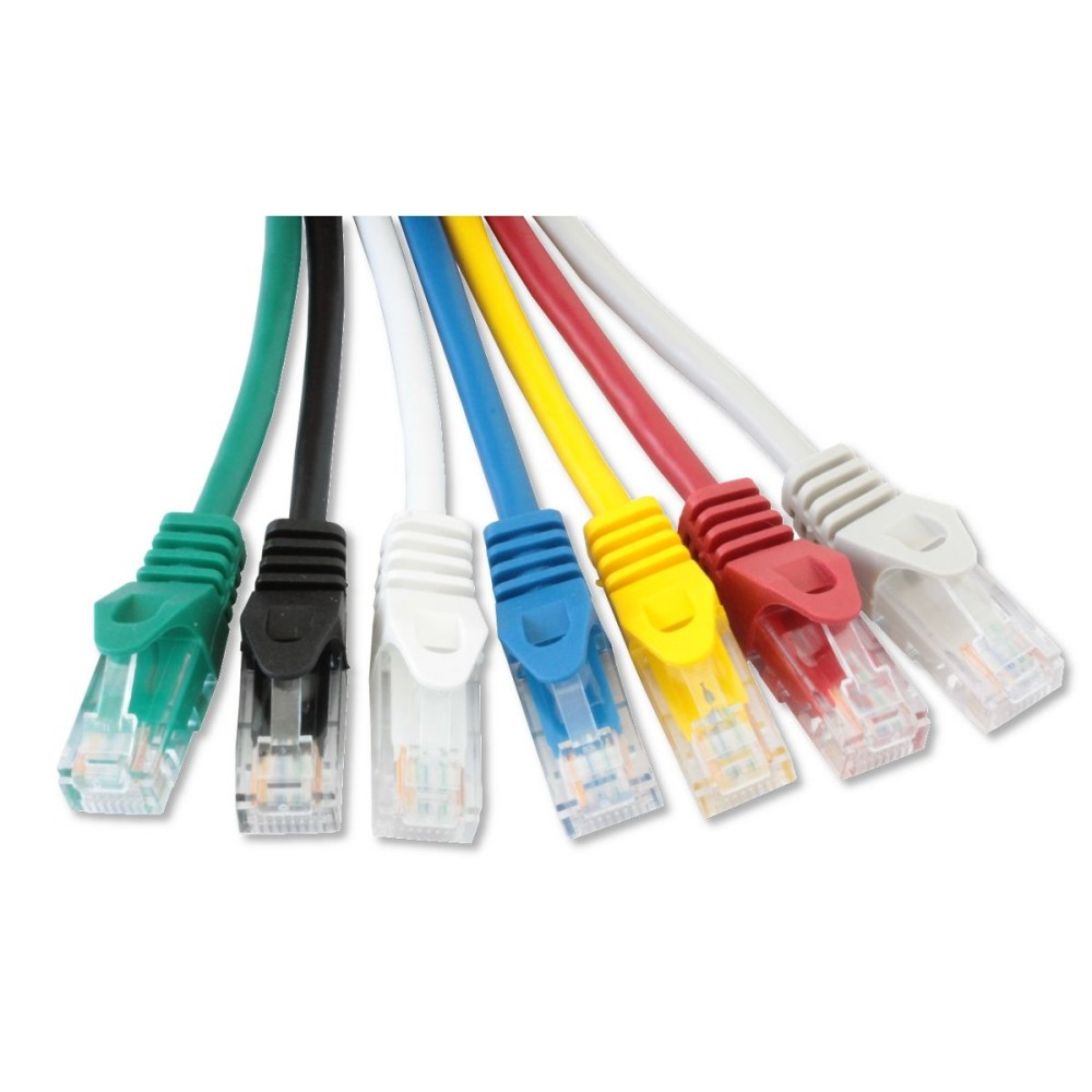 Sette cavi di rete con connettori colorati: verde, nero, bianco, blu, giallo, rosso e grigio.