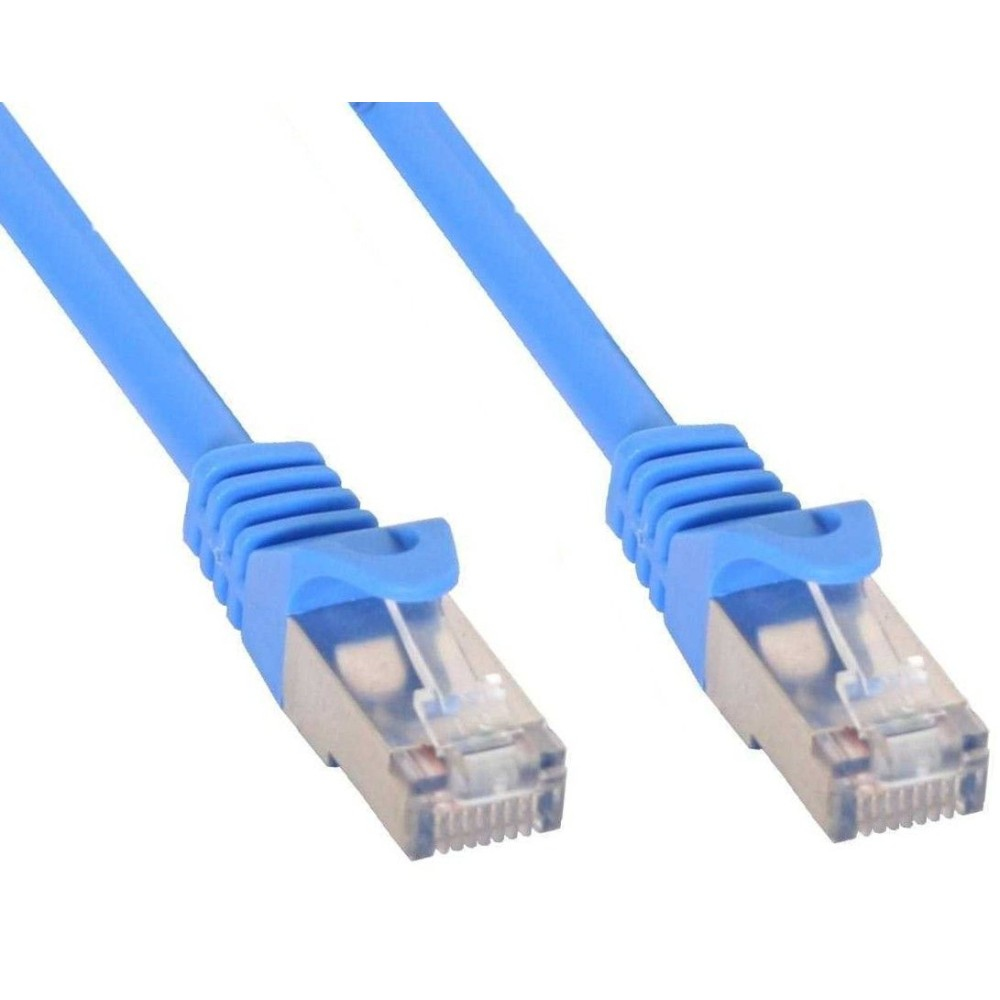 Due cavi di rete blu con connettori blu su sfondo bianco.