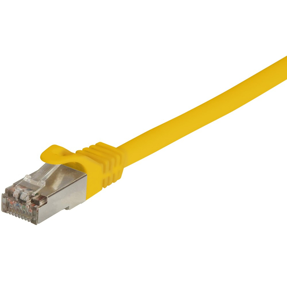 Cavo di rete RJ45 giallo con connettore argentato. Sfondo bianco.