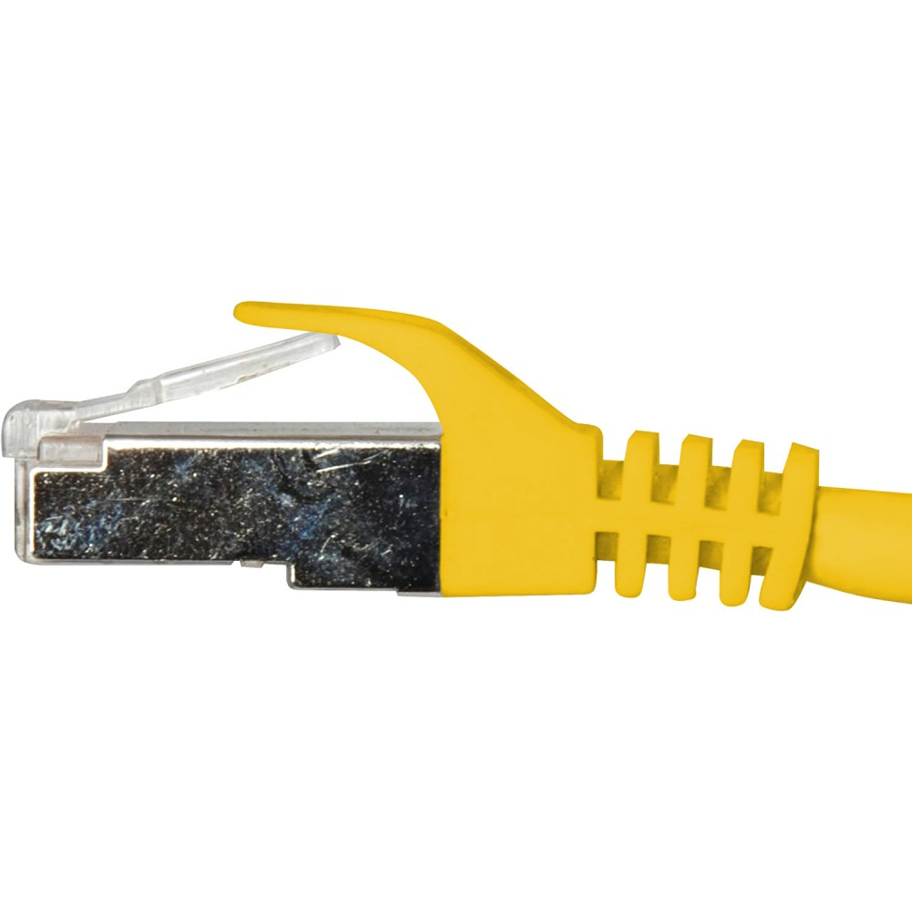 Primo piano di un connettore per cavo di rete RJ45 giallo. Sfondo bianco.
