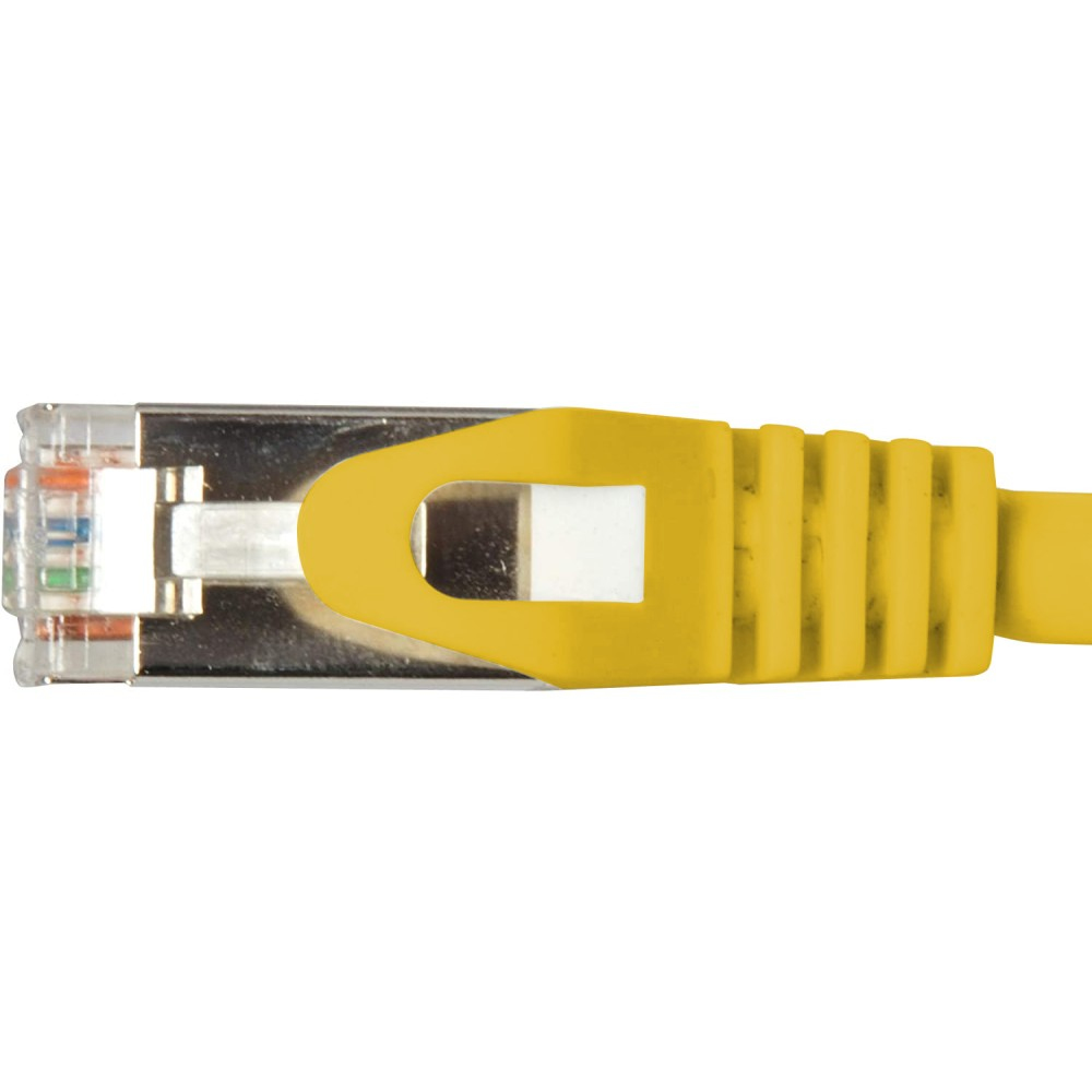 Primo piano di un connettore Ethernet giallo su sfondo bianco.