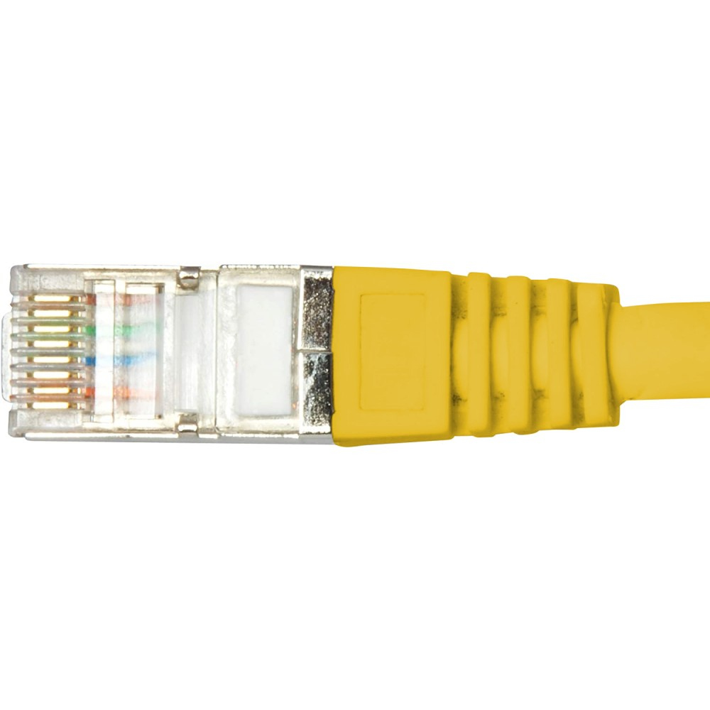 Primo piano di un connettore per cavo di rete RJ45 giallo. Sfondo bianco.
