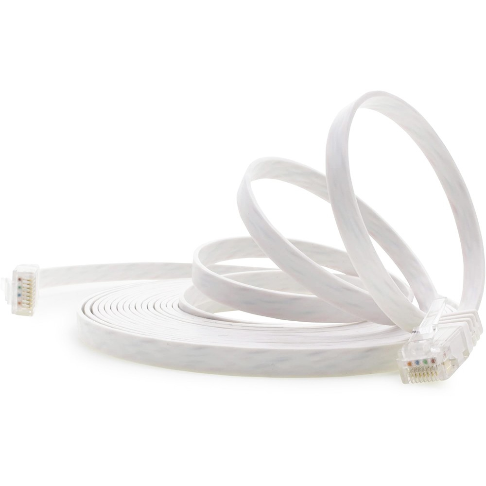 Cavo Ethernet piatto bianco. Ha connettori su entrambe le estremità.