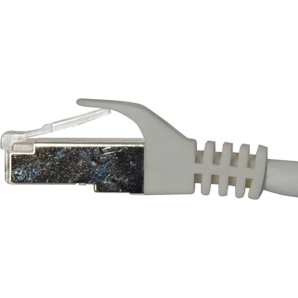 Primo piano di un connettore per cavo di rete bianco. È bianco con una clip in metallo color argento.
