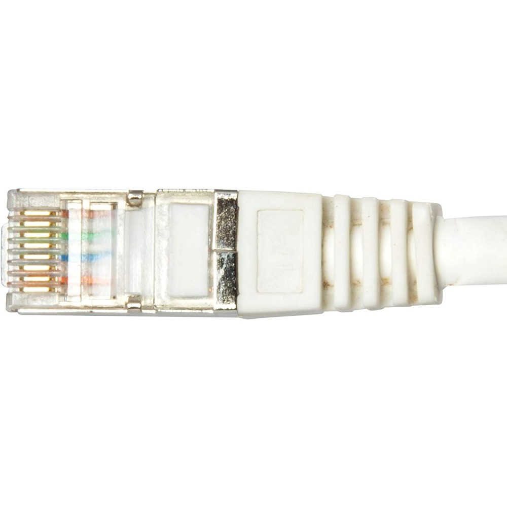 Primo piano di un connettore Ethernet bianco con fili colorati visibili.