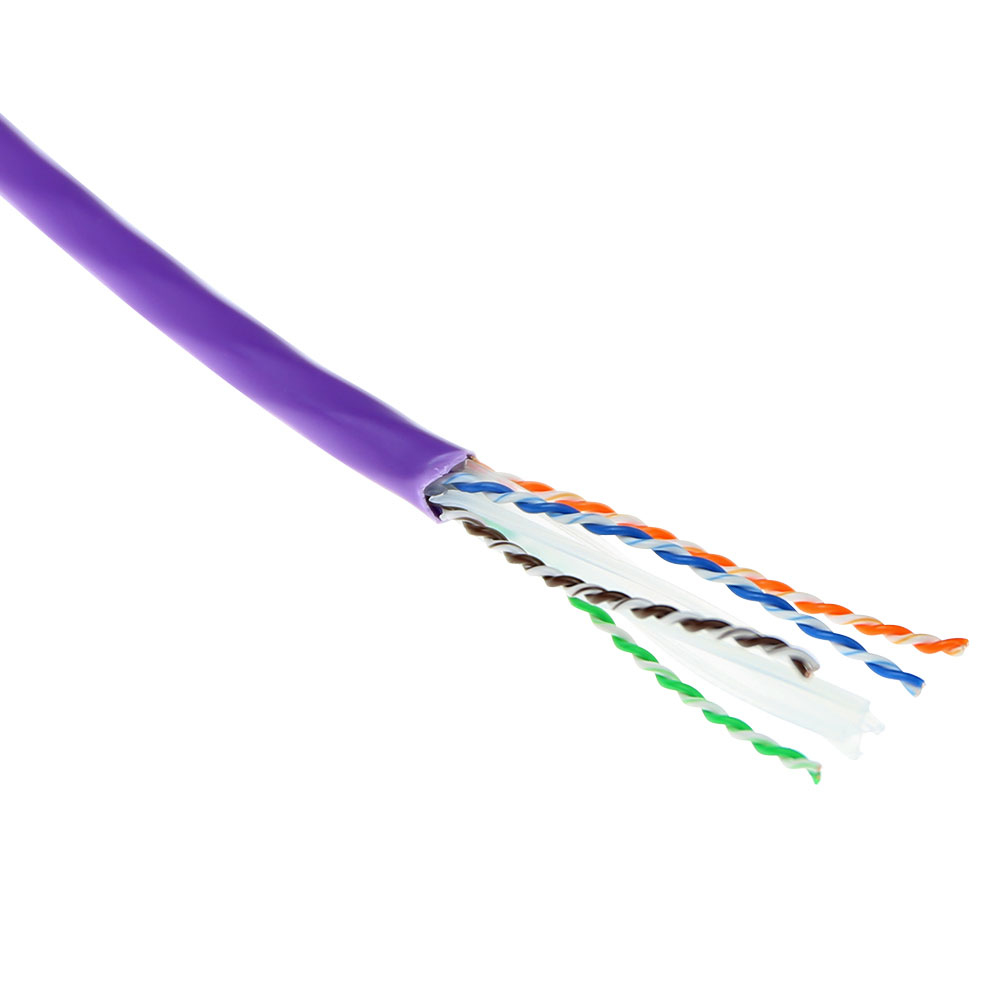 Cavo Ethernet viola con fili colorati esposti.