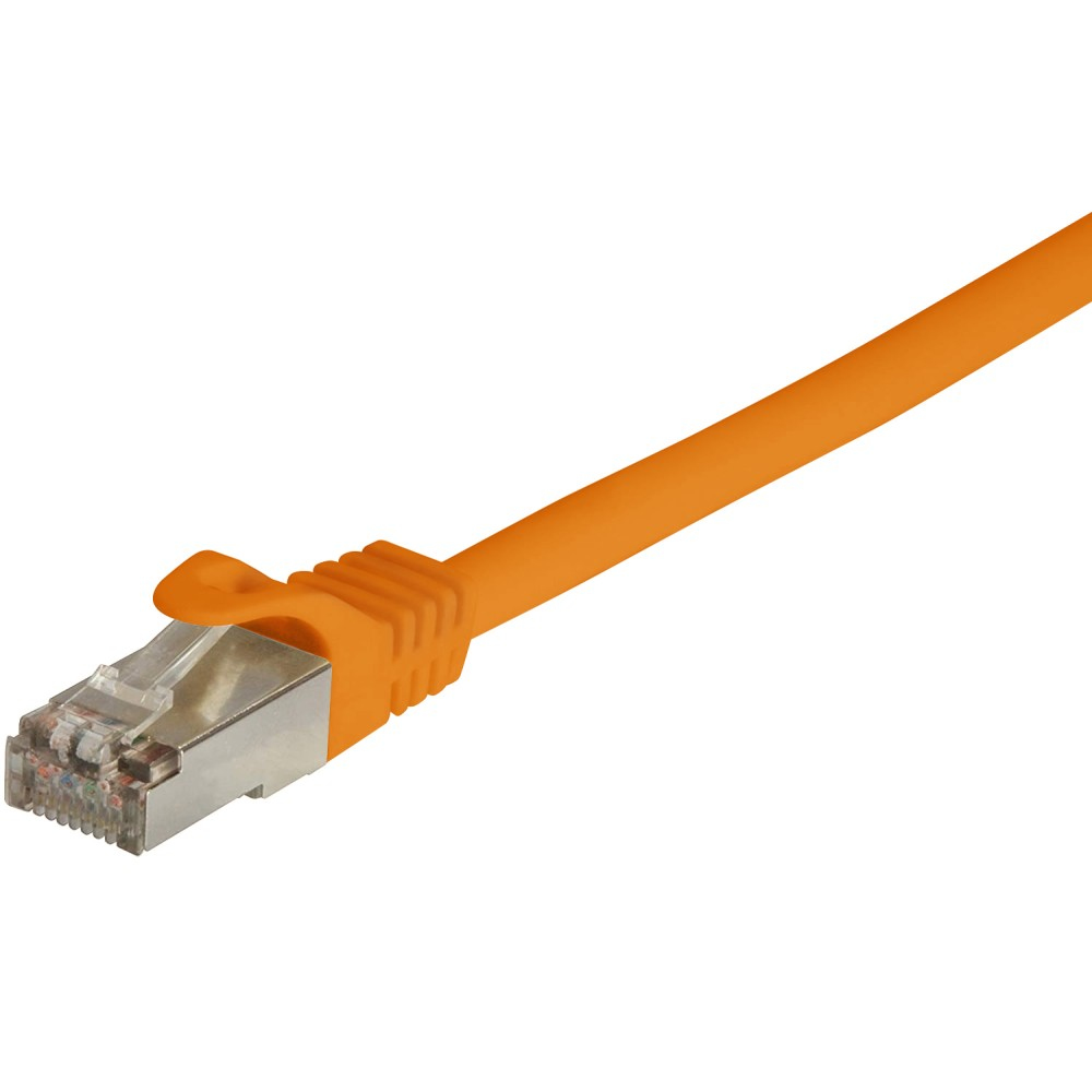 Cavo Ethernet arancione con connettore trasparente e schermatura metallica su sfondo bianco.