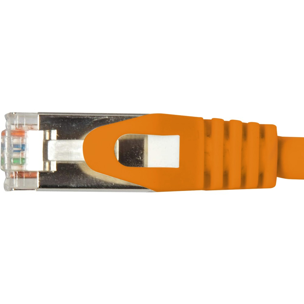 Cavo Ethernet arancione con connettore trasparente, schermatura metallica e sfondo bianco.