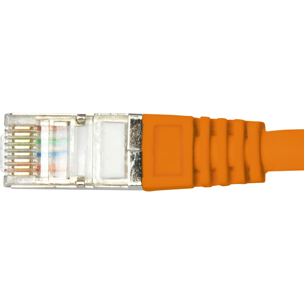 Connettore per cavo Ethernet arancione con testa trasparente, schermatura metallica, sfondo bianco.