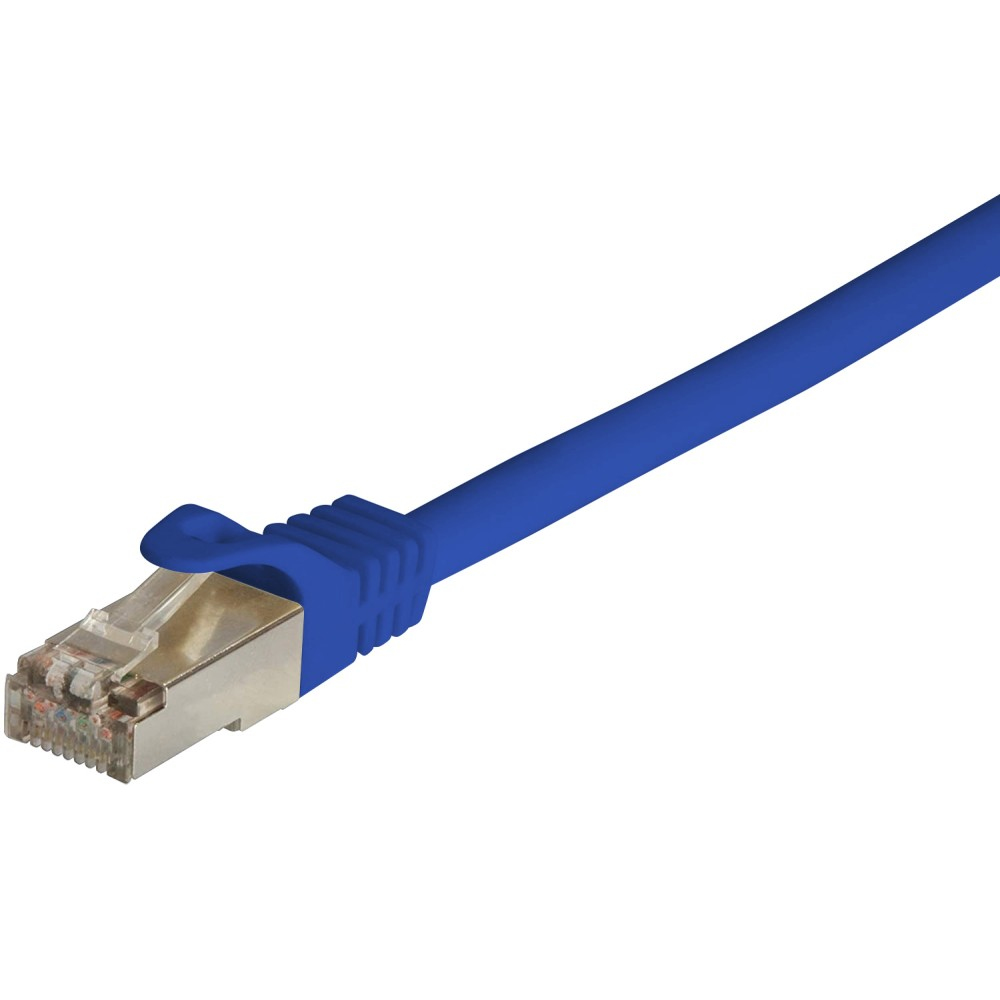 Cavo Ethernet blu con connettore trasparente e schermatura metallica, sfondo bianco.