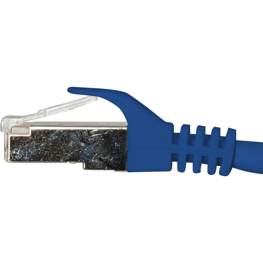 Connettore per cavo Ethernet blu con testa trasparente, schermatura metallica, sfondo bianco.