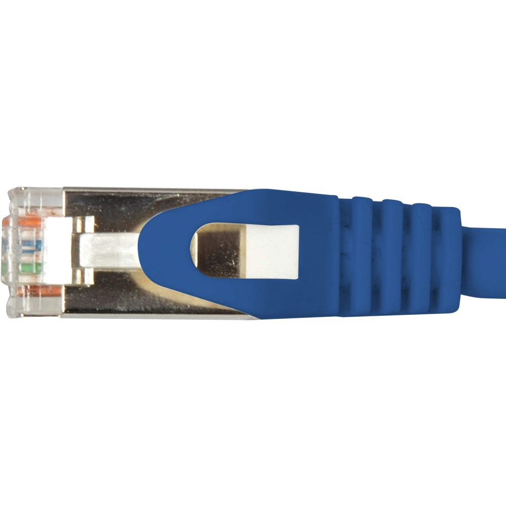 Connettore per cavo Ethernet blu con testa trasparente, schermatura metallica, sfondo bianco.