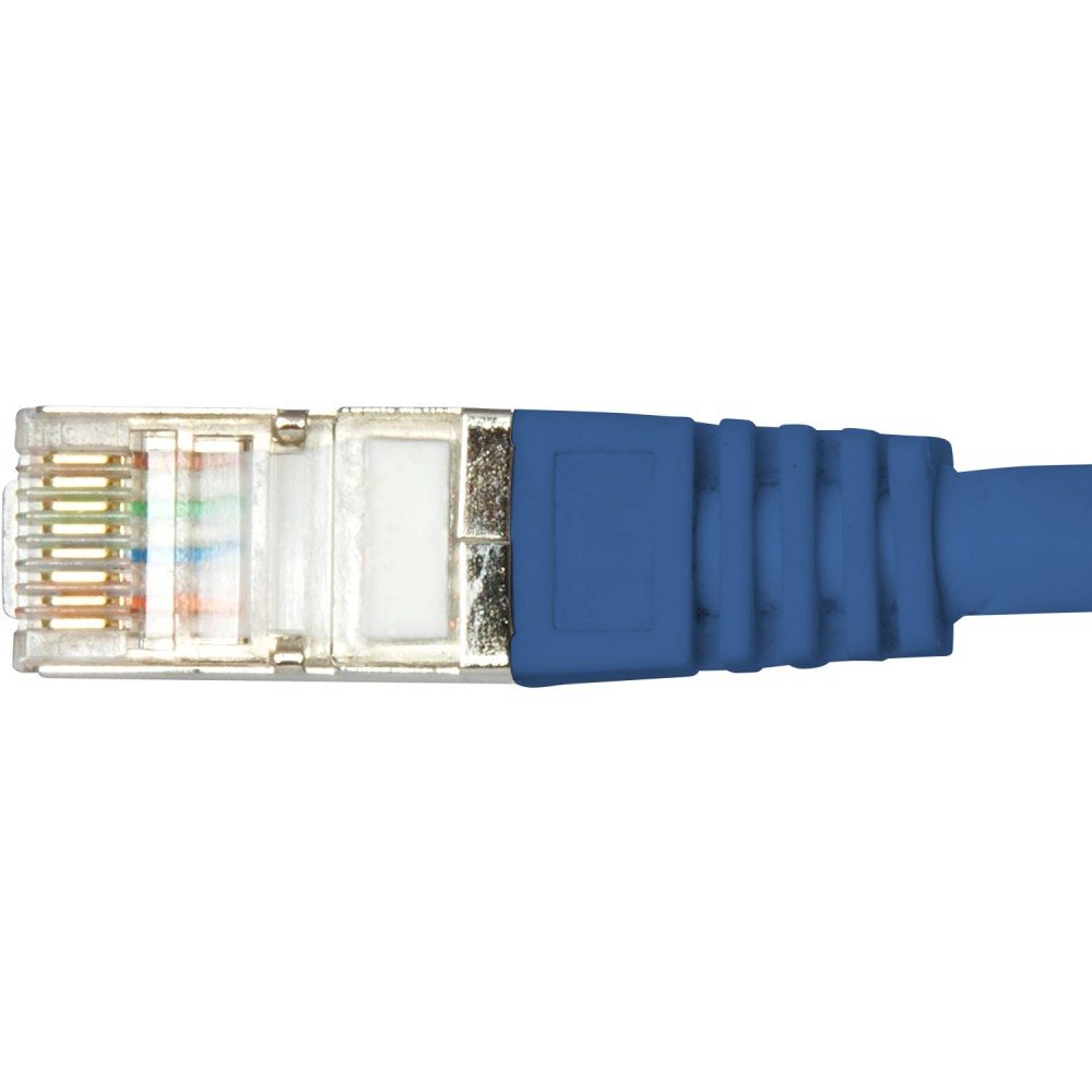Connettore per cavo Ethernet blu con testa trasparente, schermatura metallica, sfondo bianco.