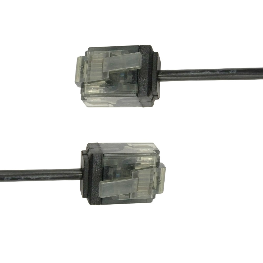 Due connettori per cavi Ethernet in primo piano, plastica trasparente e base nera.