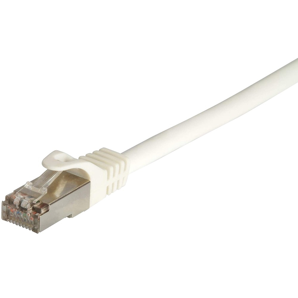 Un singolo cavo di rete bianco con connettore su sfondo bianco.
