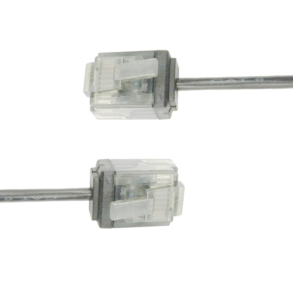 Due connettori per cavi Ethernet in primo piano, plastica trasparente e base nera.