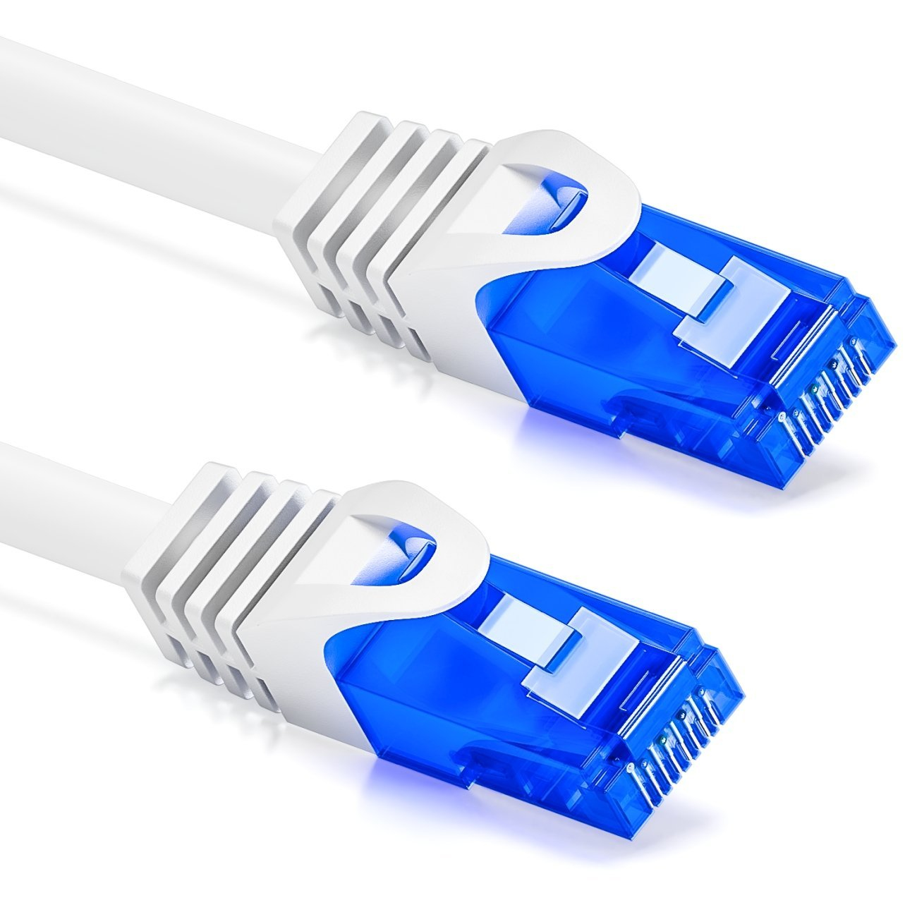 Zwei weiße Netzwerkkabel mit blauen Steckern. Weißer Hintergrund.