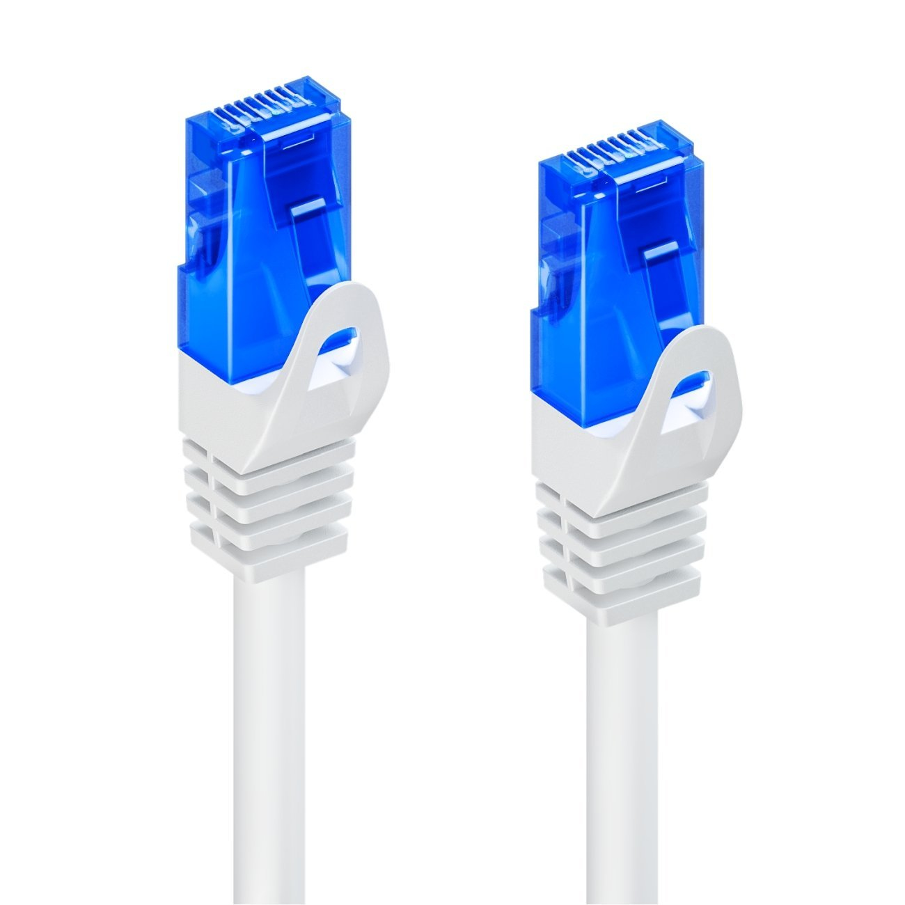 Zwei weiße Netzwerkkabel mit blauen Steckern. Weißer Hintergrund.