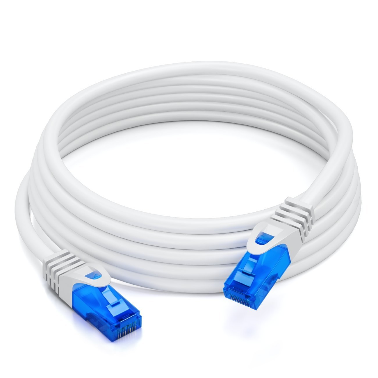 Weißes Netzwerkkabel mit blauen Steckern ist gerollt. Weißer Hintergrund.