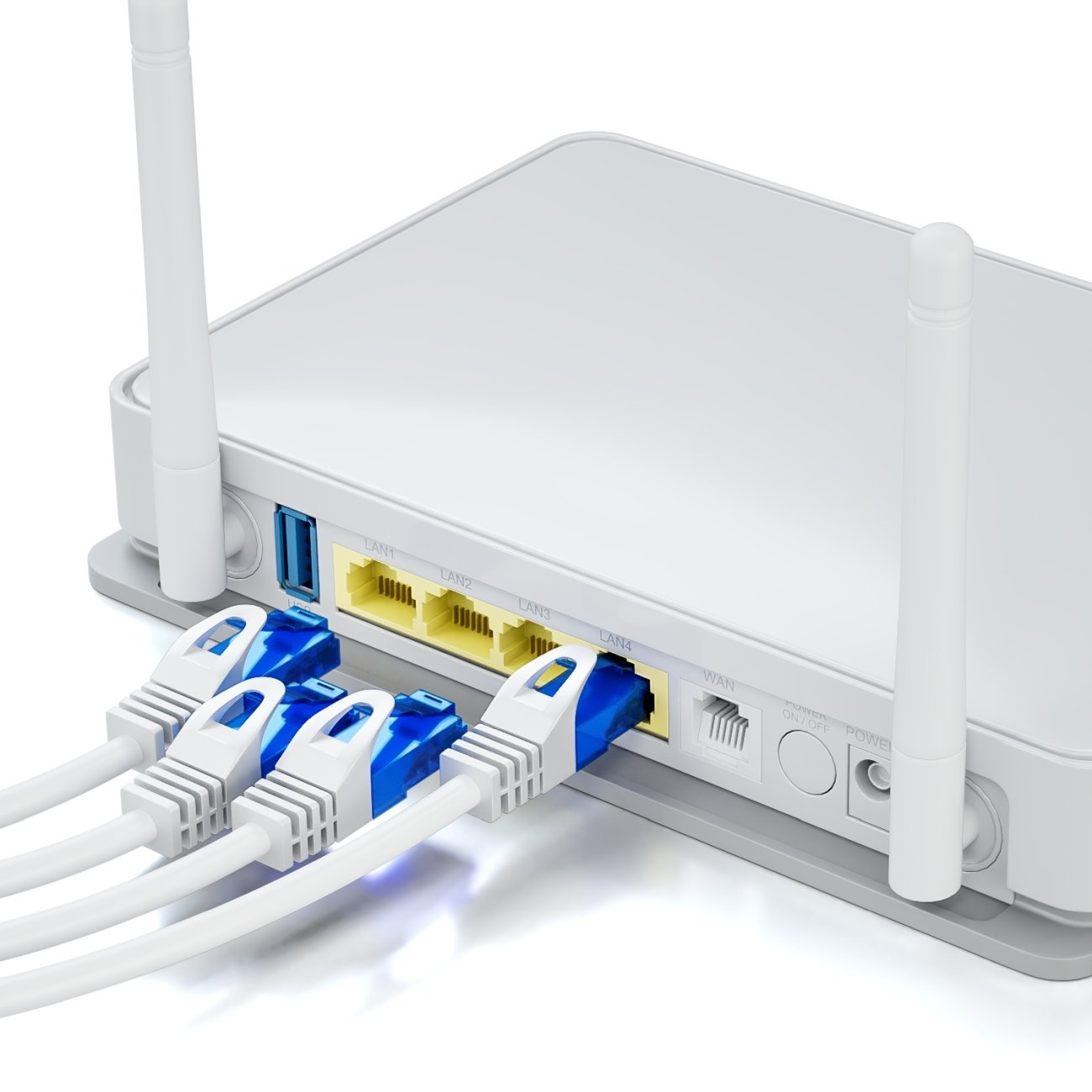 Weißer Router mit Antennen, verbunden mit Netzwerkkabeln. Weißer Hintergrund.