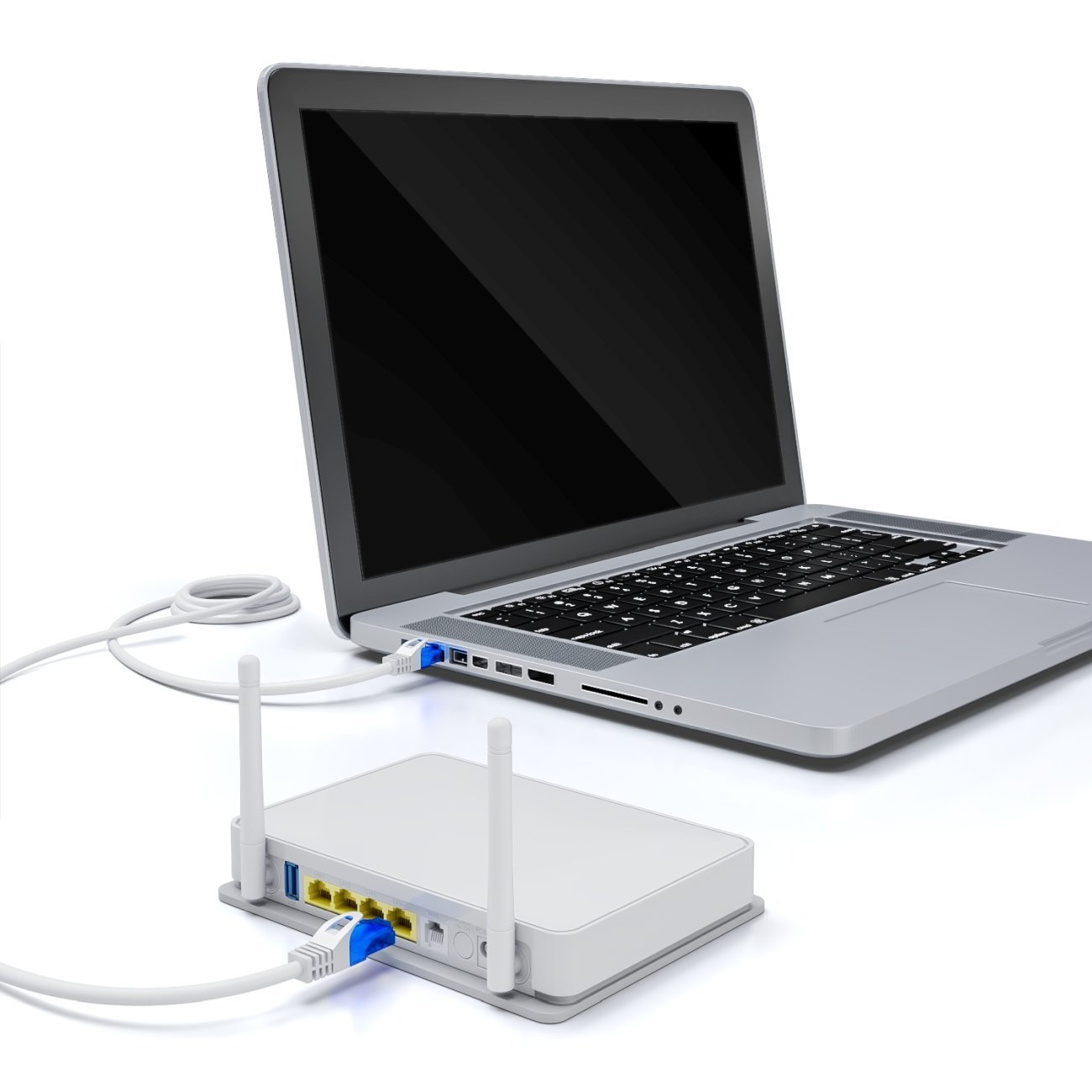 Ein Laptop, der über ein Ethernet-Kabel mit einem Router verbunden ist, vor weißem Hintergrund.