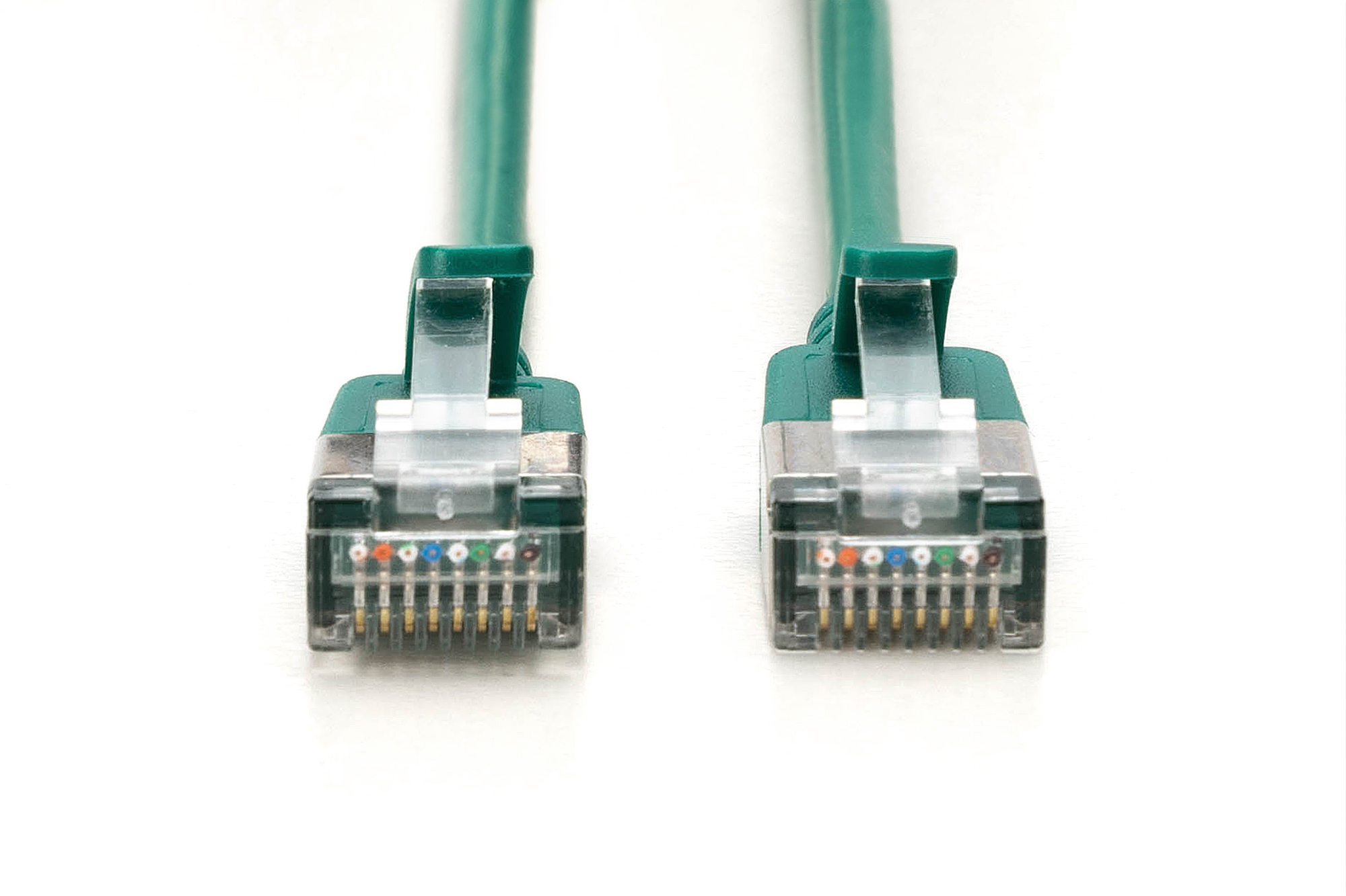 Twee groene netwerkkabels met transparante connectoren. De connectoren staan dicht bij elkaar op een witte achtergrond.