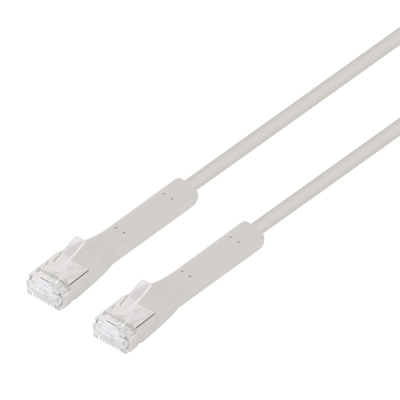 Twee witte netwerkkabels met connectoren. Witte achtergrond.