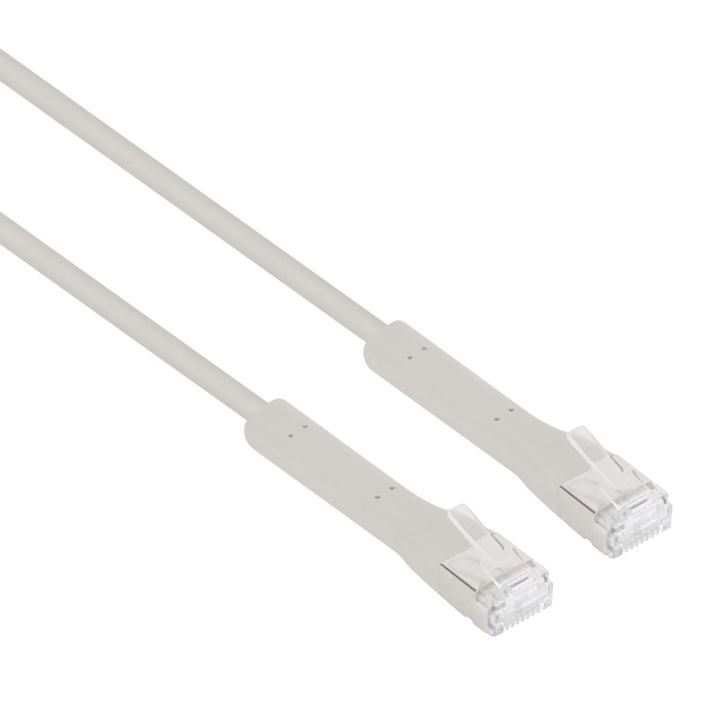 Twee witte netwerkkabels met connectoren. Witte achtergrond.